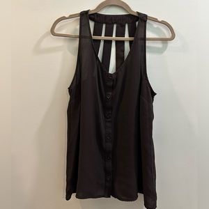 Cute top - w/ fun back accents!!